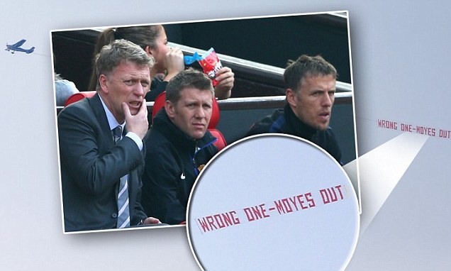 Moyes Mesti Dipecat, Pesan Banner di Pesawat yang Lintasi Old Trafford